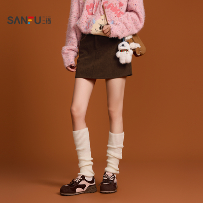 三人行三福短裙2025冬季口袋撞色包边刺绣A字摆半身裙女装512783