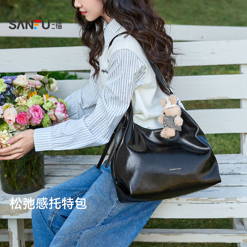 三福挎包冬季琥珀流金松弛感托特包大容量休闲时尚女包512744 - 三福官方旗舰店出品