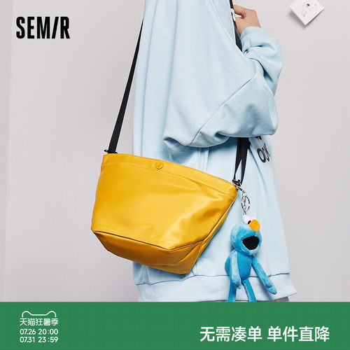 森马斜挎包女通勤单肩包新款小包运动包包帆布包尼龙包休闲饺子包