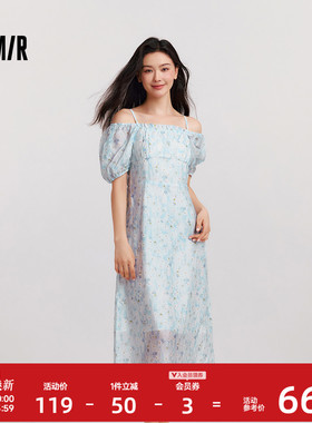 森马连衣裙女一字肩方领吊带长裙肌理碎花裙浅春系Dress in light