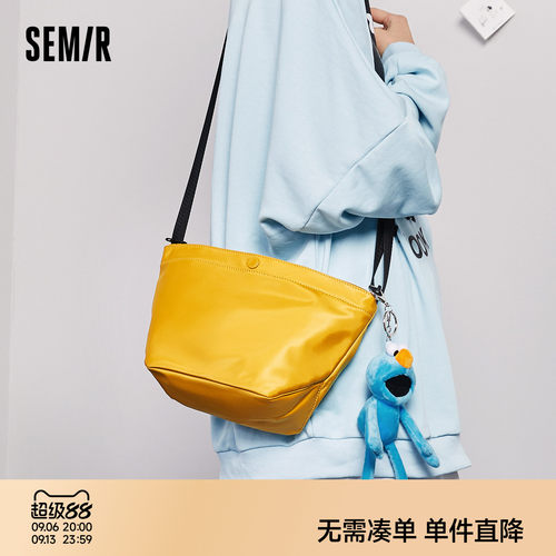 森马斜挎包女通勤单肩包新款小包运动包包帆布包尼龙包休闲饺子包