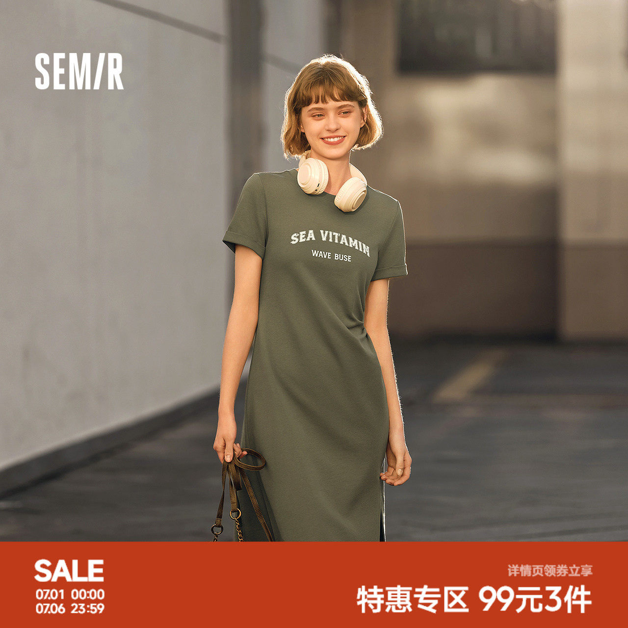 森马连衣裙女复古休闲中长裙简约风夏季小心机字母开叉T恤裙显瘦