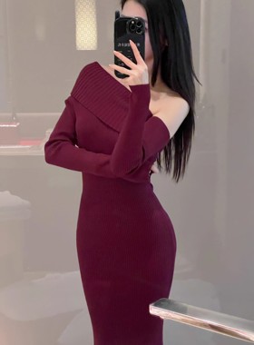 12.24小众到red书第依个带话题新年战袍辣妹跨年穿斜肩针织连衣裙
