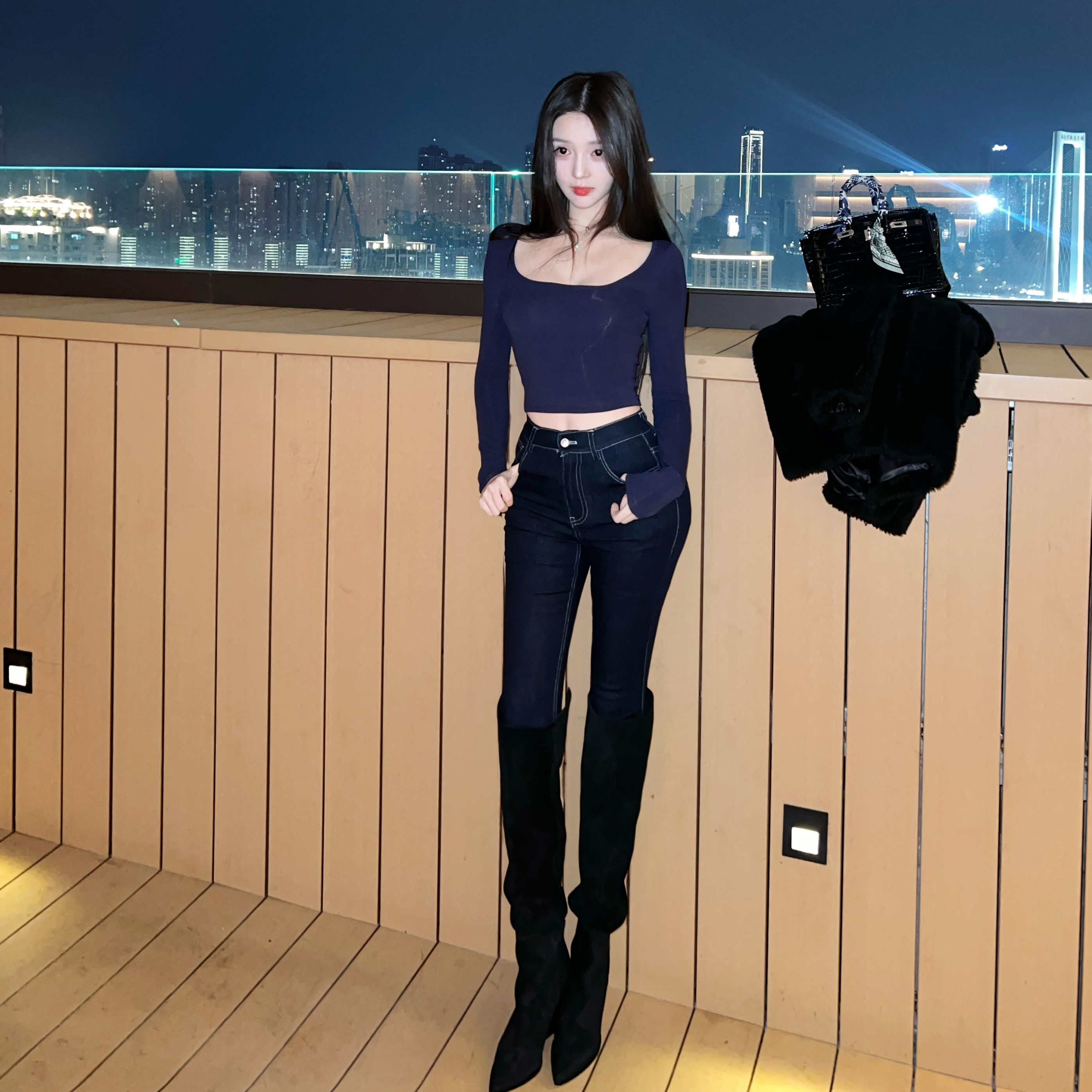 11.11Winema晓雪 搭配靴子的深蓝提臀牛仔裤+芭蕾基础款长袖上衣