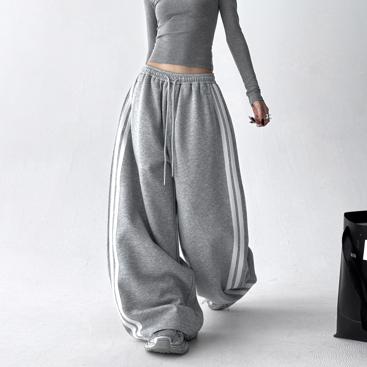 灰色阔腿裤女2025秋季新款宽松显瘦侧边条高腰撞色直筒垂感休闲裤