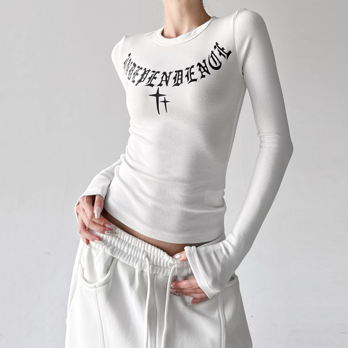 白色潮牌印花长袖T恤女2025冬季新款美式复古修身紧身打底上衣潮