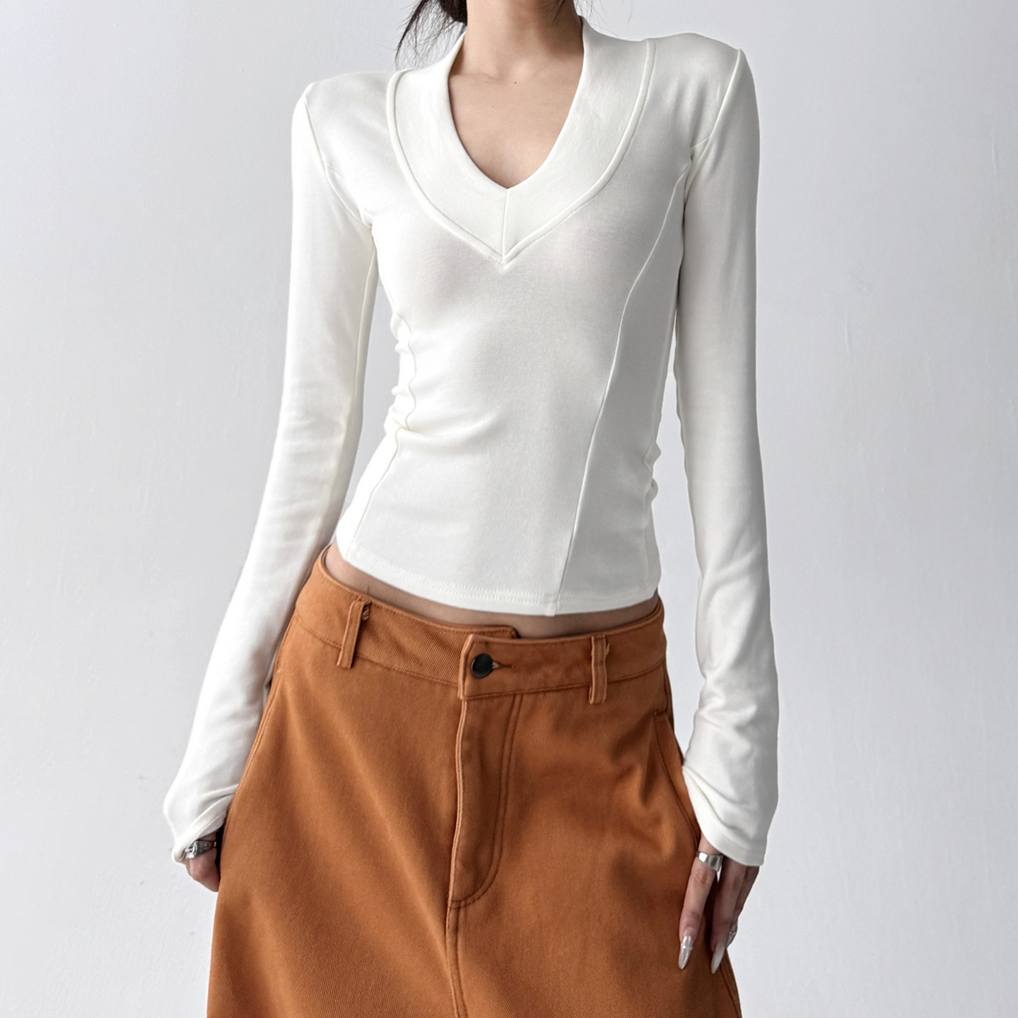 2025冬装新款长袖T恤女气质修身显瘦v领设计感内搭白色女士打底衫