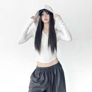 2025年冬季新款简约连帽长袖T恤女白色修身显瘦好看辣妹百搭上衣