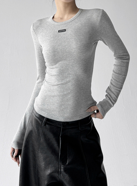 正肩灰色圆领长t恤女2025秋冬季新款简约修身独特显瘦内搭打底衫