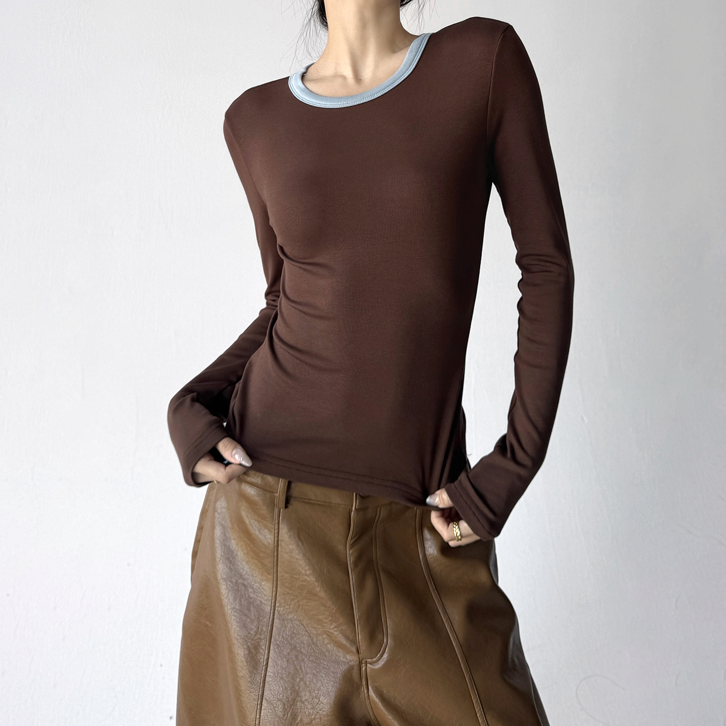 巨好看咖色长袖t恤女2025秋冬新款正肩显瘦设计感独特小众打底衫