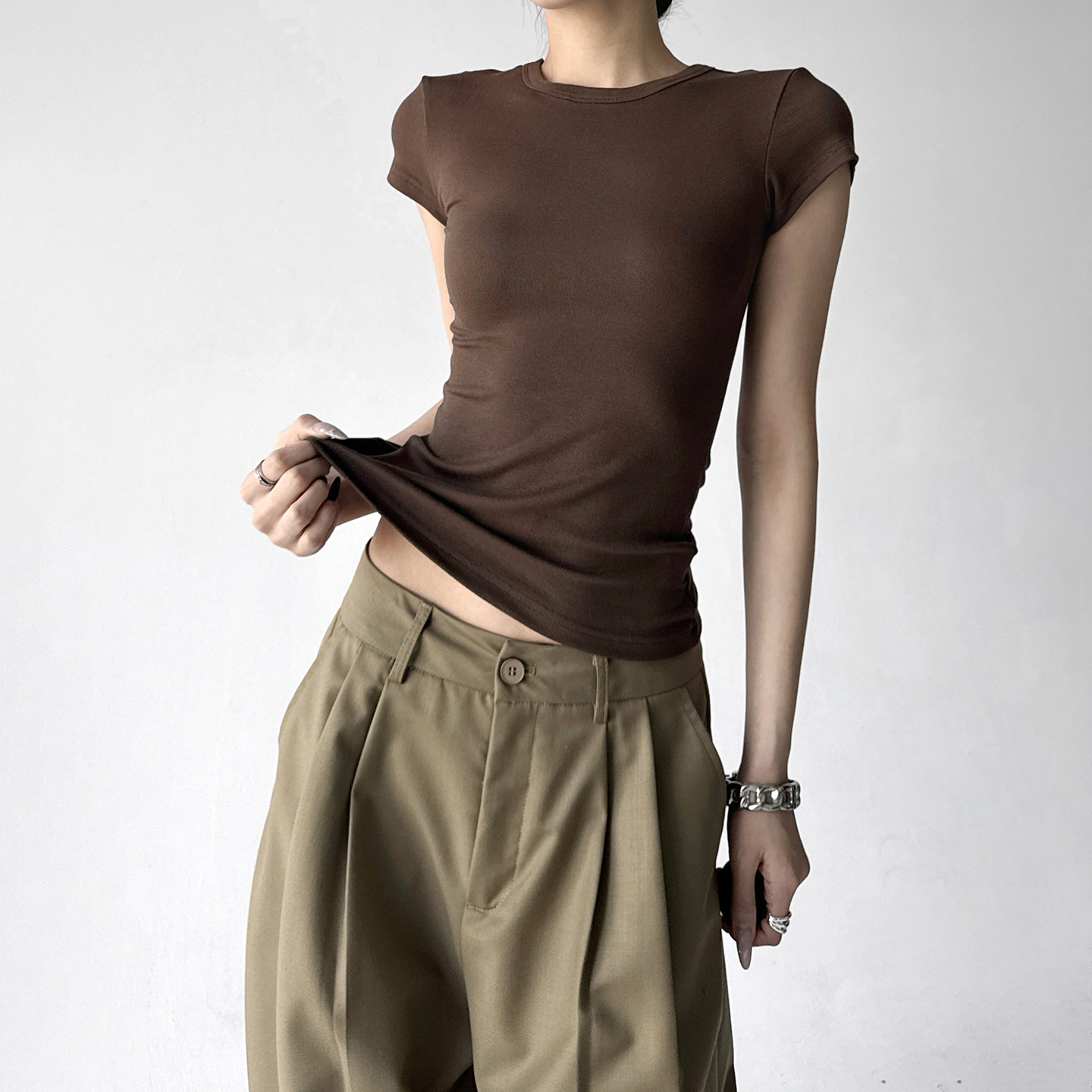 2026春夏新款圆领短袖T恤女修身显瘦高级感校园风百搭基础款上衣