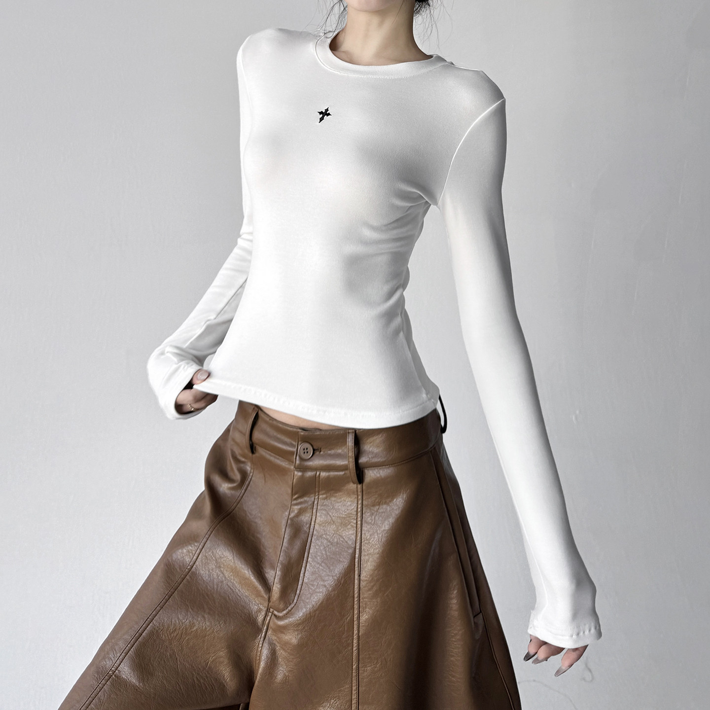 美式白色圆领正肩长袖t恤女2025秋冬装基础修身内搭打底衫上衣