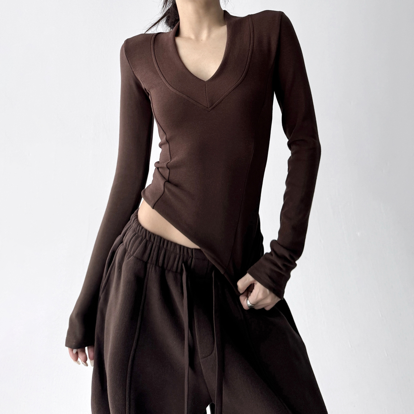 超火2025冬季新款修身打底衫女显瘦百搭洋气纯欲风V领套头长袖t恤