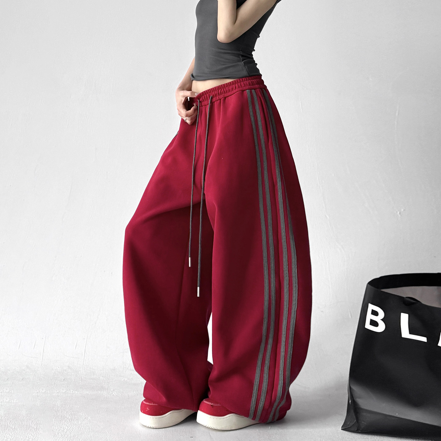 红色运动风阔腿卫裤女2026春装新款高腰垂感条纹独特宽松休闲裤子,女装/女士精品,卫裤,淘宝优惠券,粉丝福利购,淘宝优惠卷