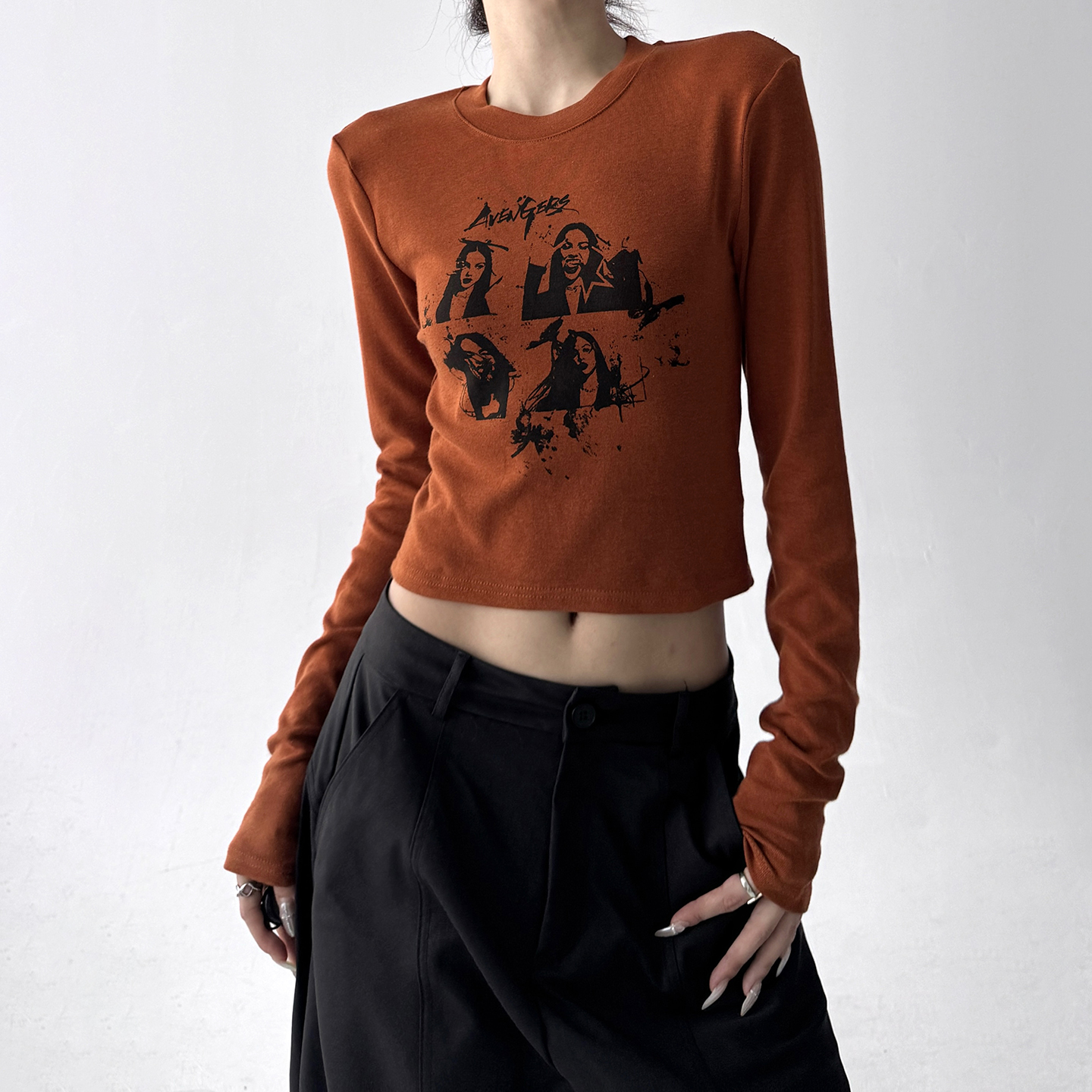 欧货设计感半高领下摆弧度显瘦长袖打底衫女2025秋人像印花垫肩t