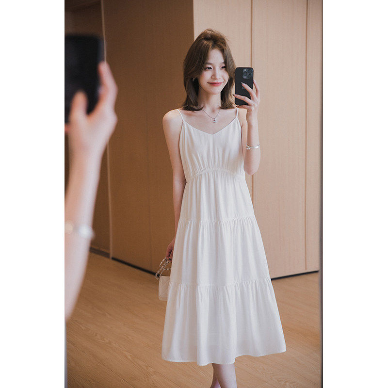 小谷粒白色吊带连衣裙2026春季新款性感气质简约度假风中长款裙子