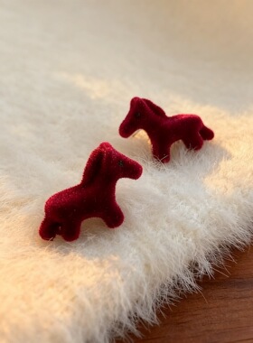 通勤百搭植绒新年酒红色银针小马耳钉个性本命年高级感秋冬耳饰