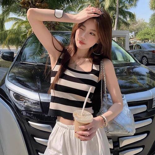 撞色条纹背心打底针织衫