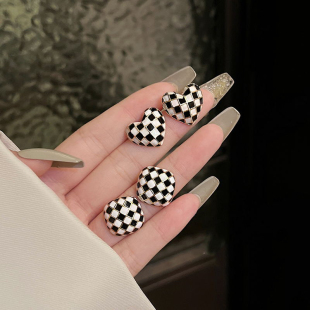 s925纯银黑白棋盘格滴釉爱心耳钉女2022年新款耳环小众设计高级感