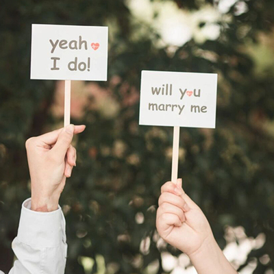 领证道具手举牌结婚登记