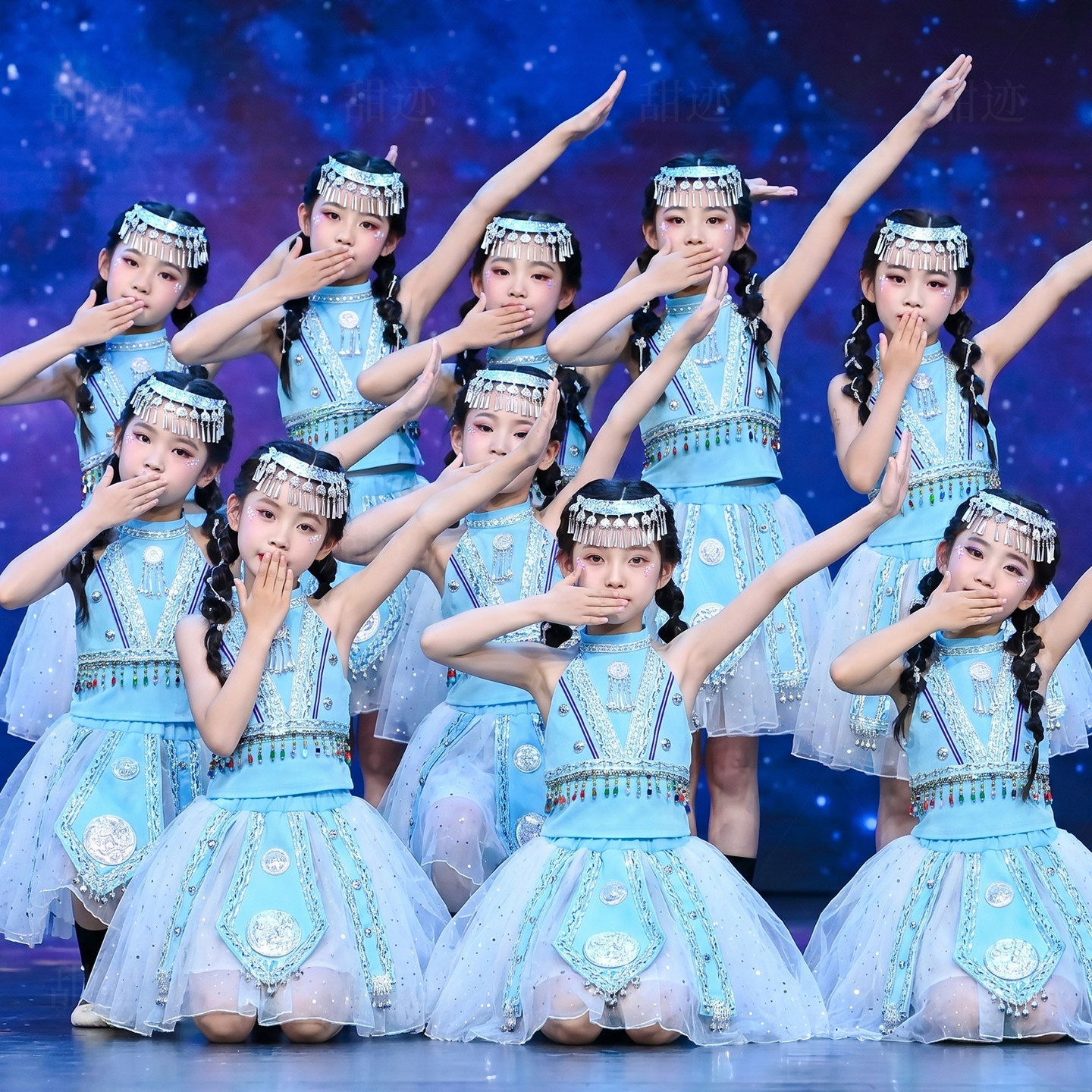 儿童苗族哈尼族民族服装女童踩花山红山果彝族哈尼宝贝舞蹈演出服