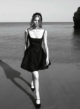 2024夏季新款法式复古赫本风黑色吊带连衣裙女小个子收腰显瘦短裙