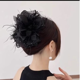 黑色满天星蓬松羽毛抓夹女2025新款发夹后脑勺高级感鲨鱼夹子头饰