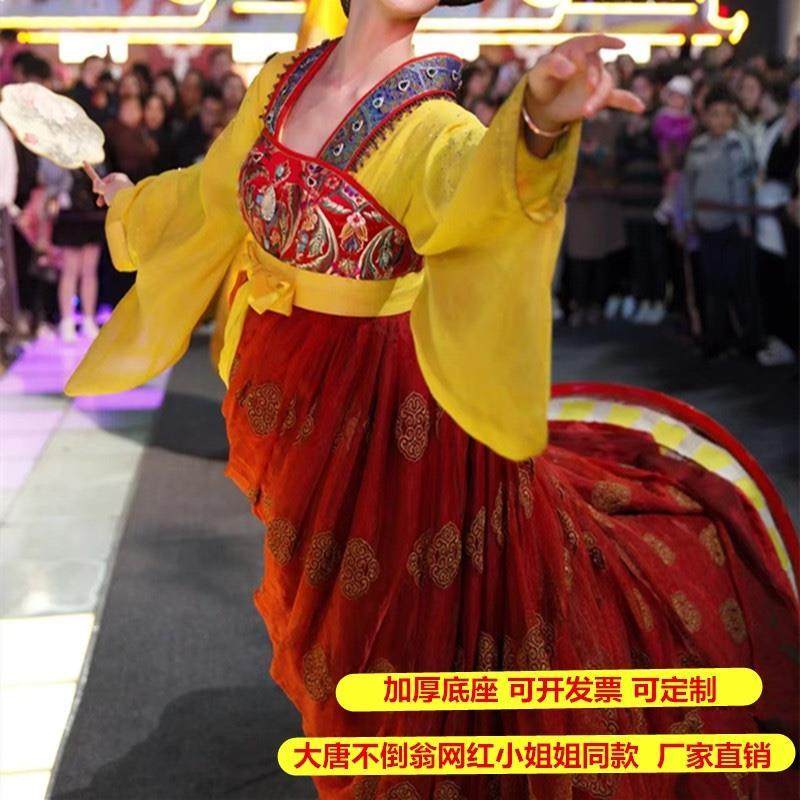 真人版红道具人不倒翁大型底座站网演出不夜城同款小姐姐大唐活动