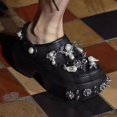 Crocs卡骆驰联名走秀珍珠洞洞鞋