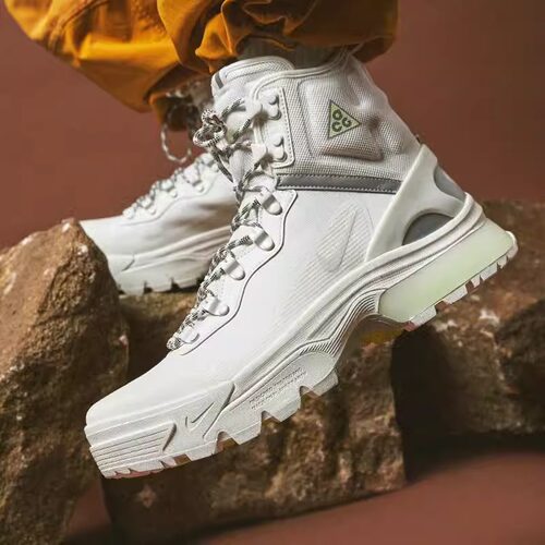 Nike耐克简约白色中帮户外鞋男款