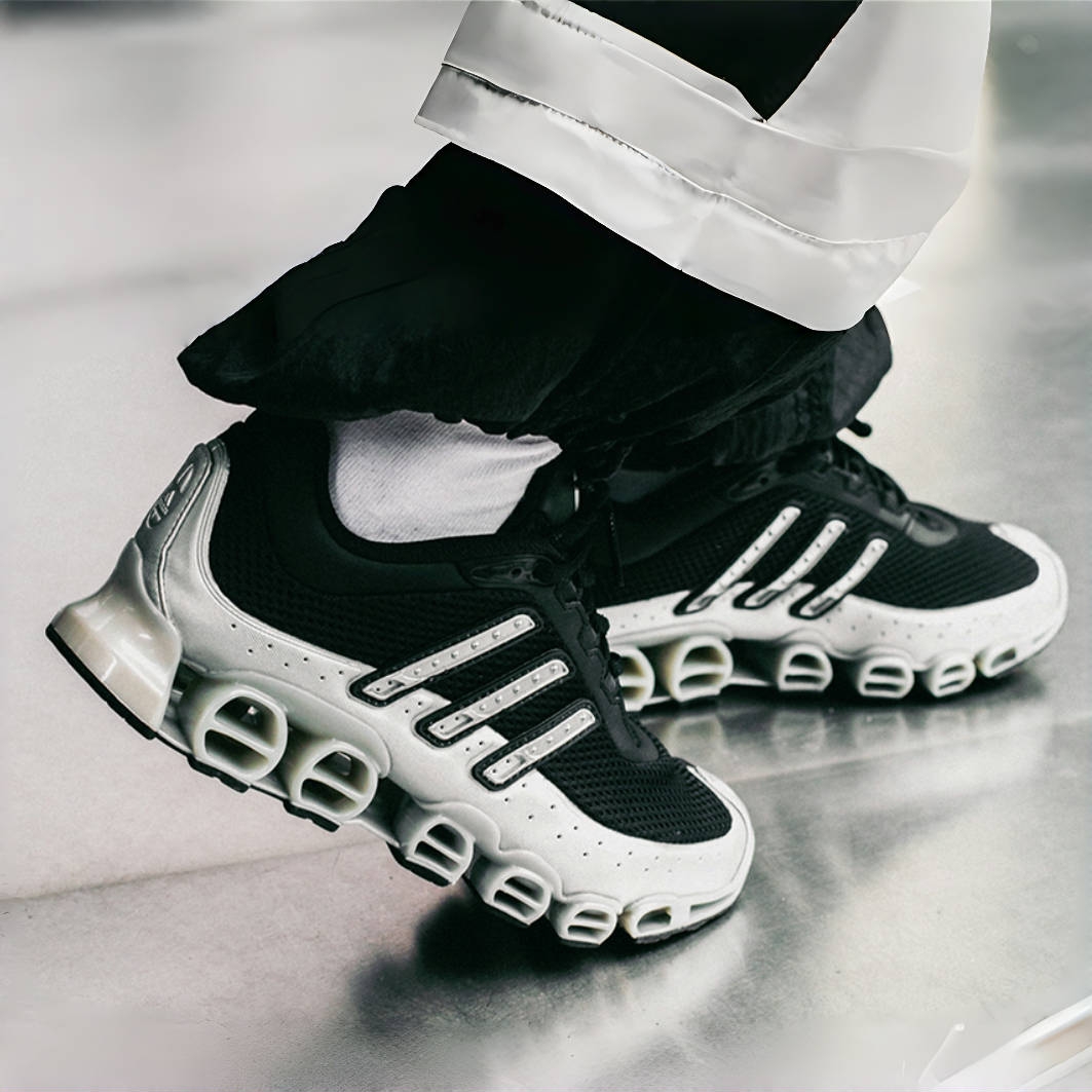 Adidas阿迪达斯低帮运动跑步鞋