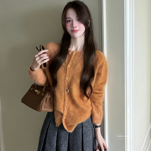 DARA ROSE-金风氛围感橘色软糯圆领长袖毛衣QK10327