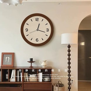 原木中古风客厅钟表挂墙静音家用法式餐厅挂钟时钟简约高级感新款