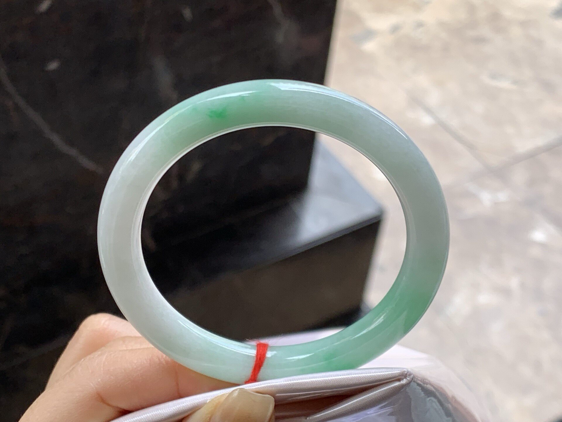 带色圆条手镯w 尺寸：55.3-8.7-8.8mm 底子细腻 绿色点缀漂亮