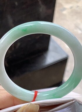 带色圆条手镯w 尺寸：55.3-8.7-8.8mm 底子细腻 绿色点缀漂亮