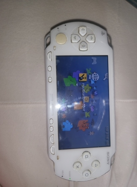 PSP1000流畅已破解到手可玩8新未拆机