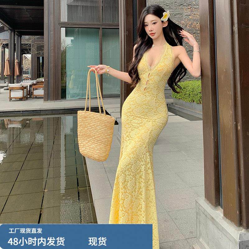 夏季法式气质挂脖露背蕾丝连衣裙女纯欲性感礼服度假收腰包臀长裙