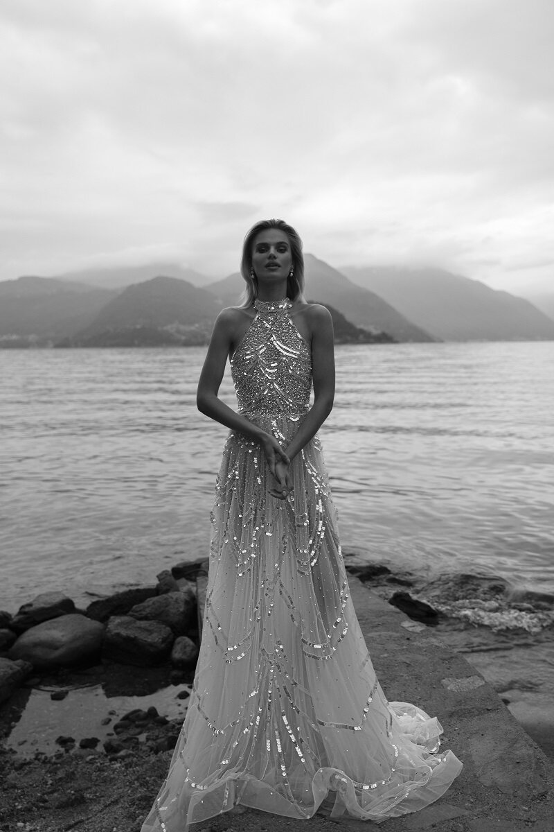 julie vino 复古挂脖露背亮片钉珠高档新娘户外草坪森系沙滩婚纱