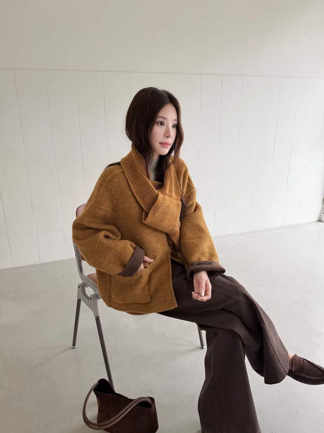 欧洲站2026年冬季新款时尚配围巾百搭圆领长袖毛呢外套女宽松上衣