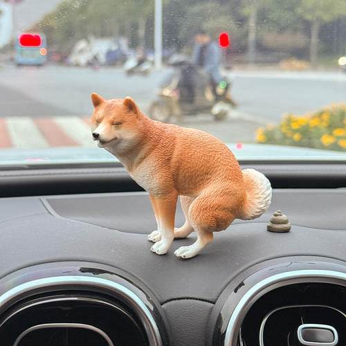 柴犬拉屎摆件网红车载创意装饰品