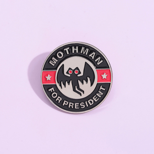 胸针卡通天蛾人MOTHMAN圆形金属徽章衣服包包装饰品别针配饰勋章