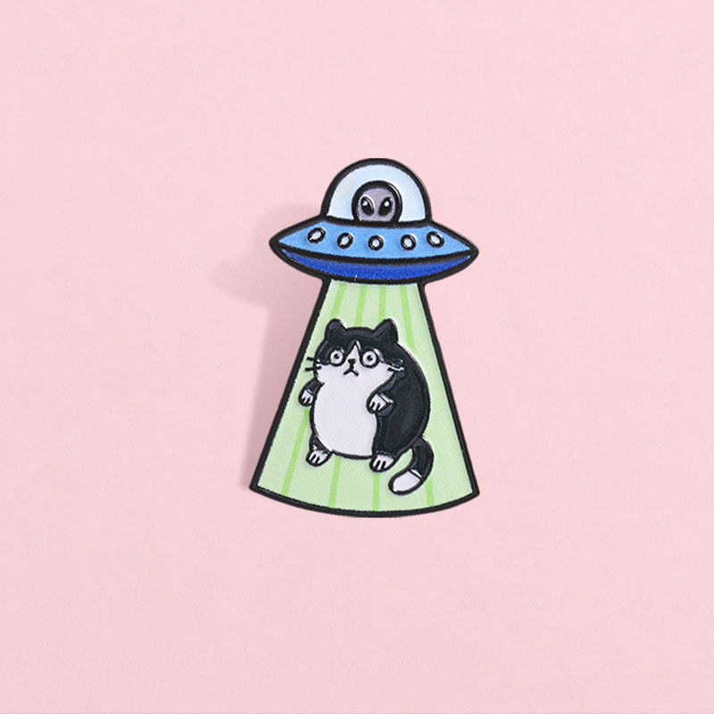 26UFO 外星人绑架猫咪胸针 搞怪科幻风珐琅别针 小众趣味金属徽章 - 实物图