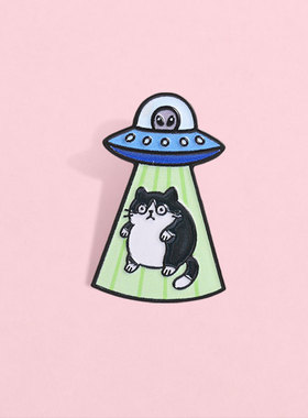 26UFO 外星人绑架猫咪胸针 搞怪科幻风珐琅别针 小众趣味金属徽章