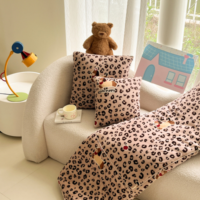 2025新款INS卡通牛奶绒抱枕被子