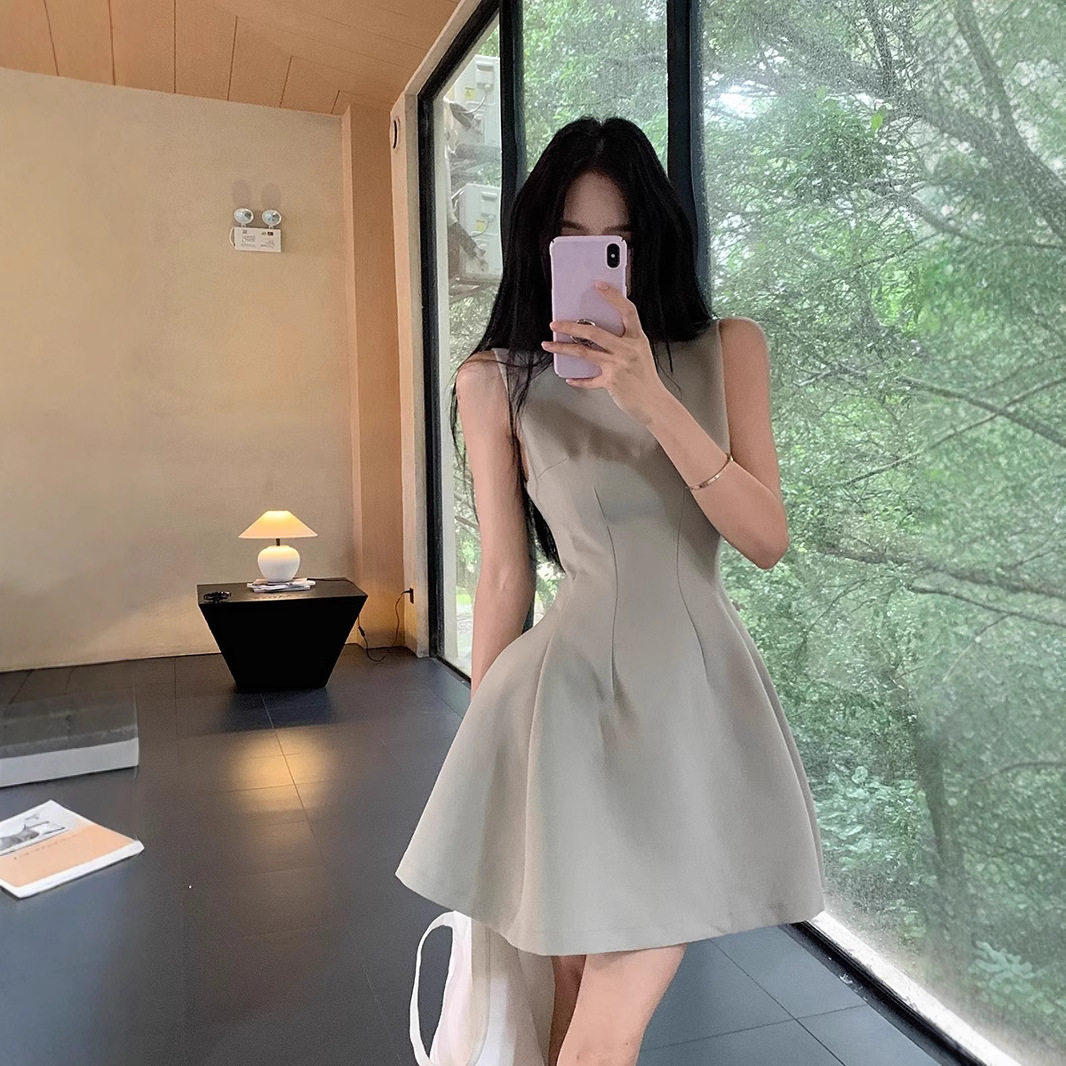 小个子甜美短裙女夏季新款收腰显瘦设计感纯色无袖背心气质连衣裙