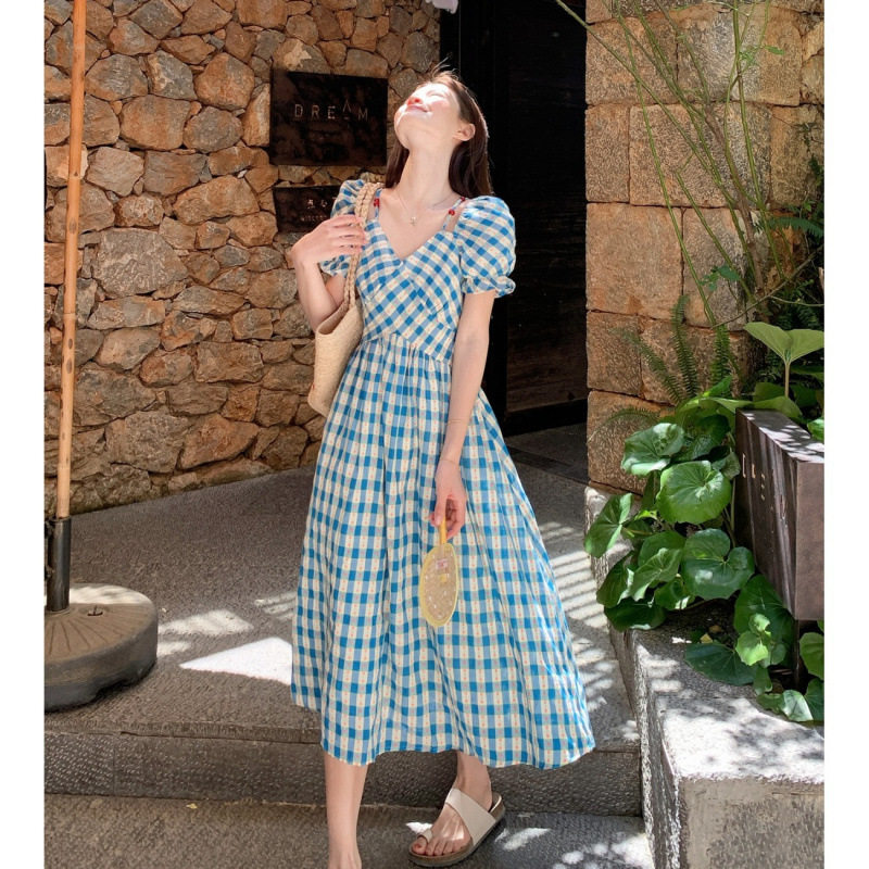 大码海边度假连衣裙女夏季泡泡袖复古裙子胖mm遮肚显瘦格子a字裙