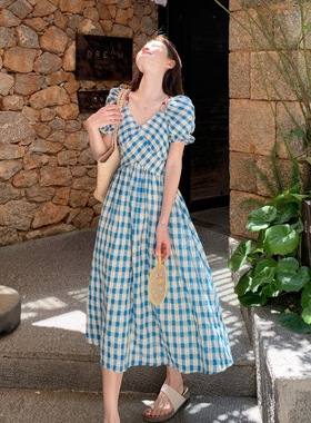 大码海边度假连衣裙女夏季泡泡袖复古裙子胖mm遮肚显瘦格子a字裙