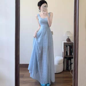 夏季蓝色法式吊带连衣裙女2025新款气质收腰显瘦a字海边度假裙子