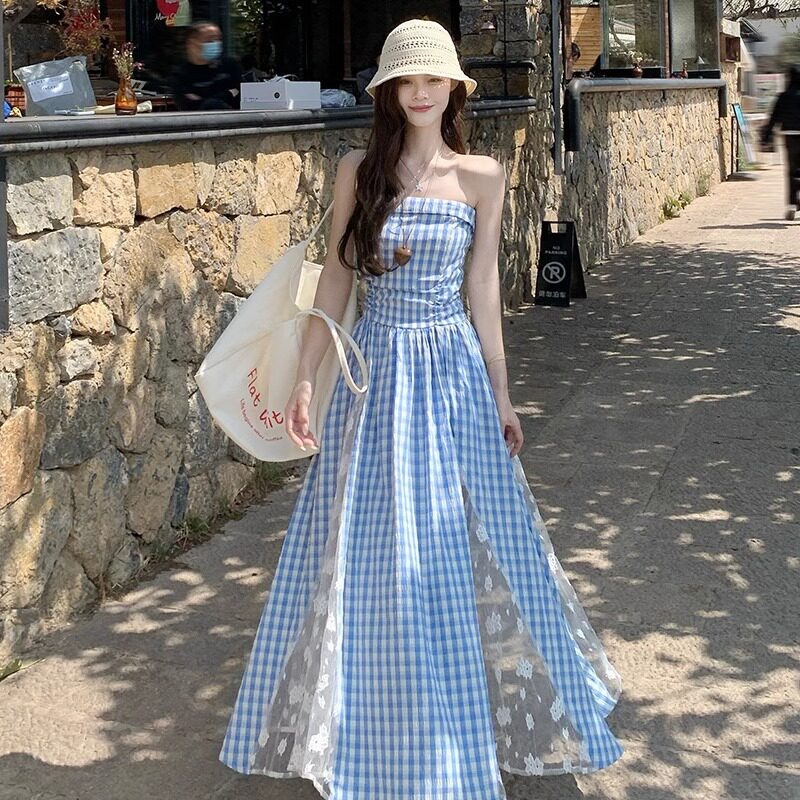 蓝色格抹胸蕾丝连衣裙女夏季多巴胺云南穿搭高级感绝美海边度假裙