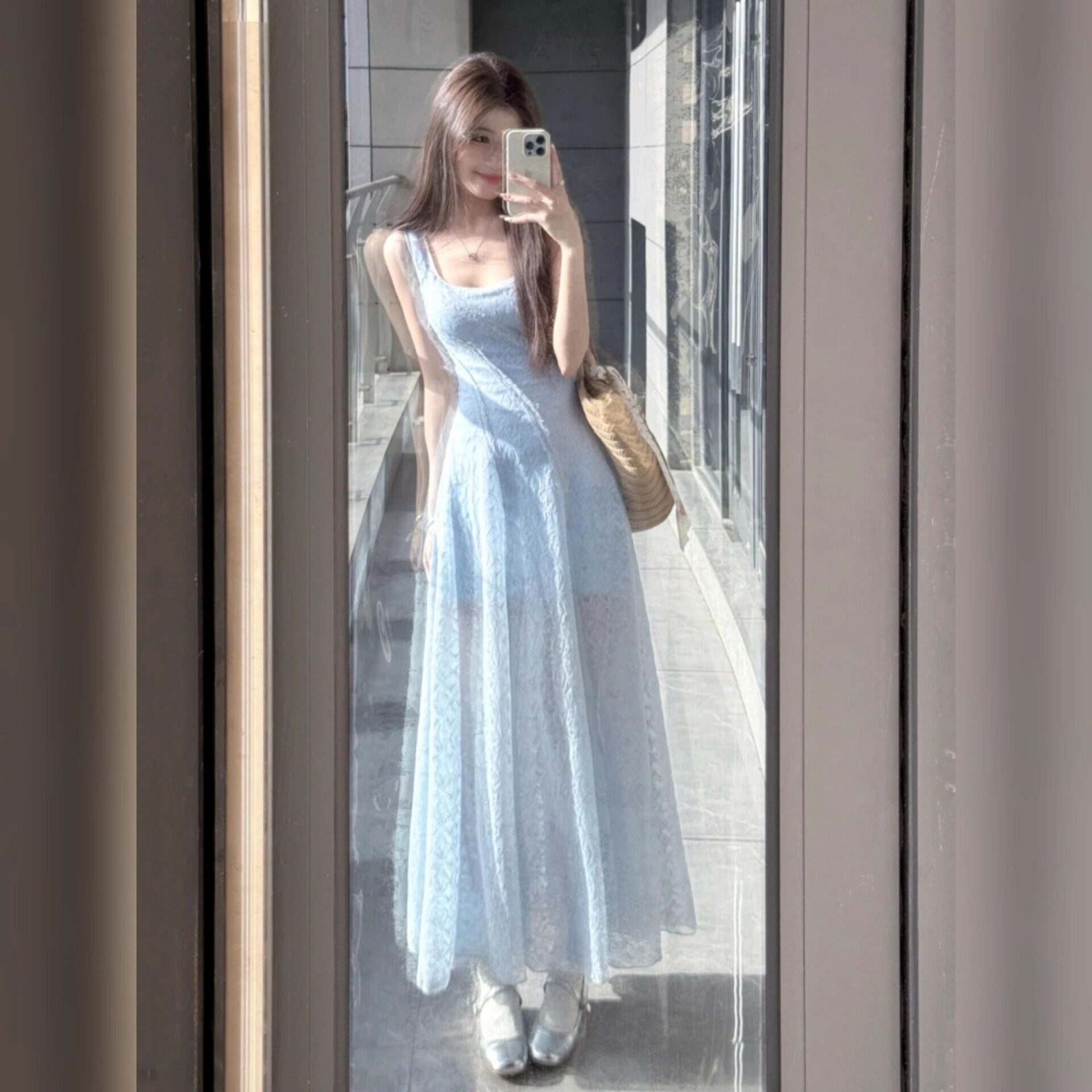 法式蓝色温柔风方领吊带连衣裙女2025夏季度假风修身网纱中长裙子